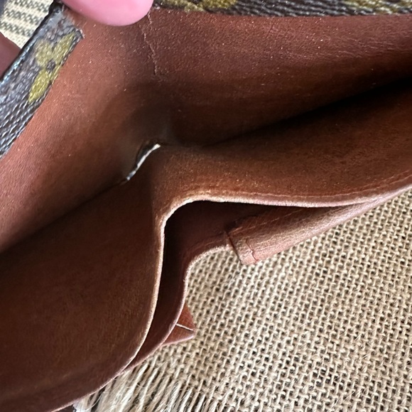 2 Men's Louis Vuitton, bifold, wallet, damaged - Picture 6 of 16